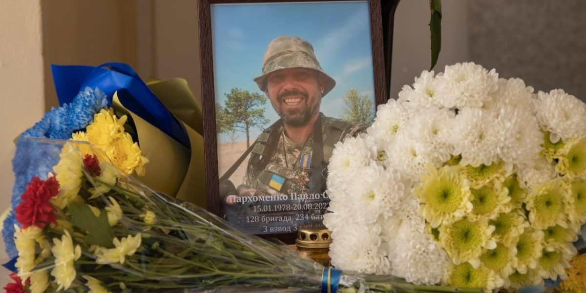 Пам'ять про героїв: у Дніпрі відкрили меморіальну дошку Павлу Пархоменку