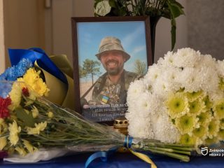 Пам'ять про героїв: у Дніпрі відкрили меморіальну дошку Павлу Пархоменку