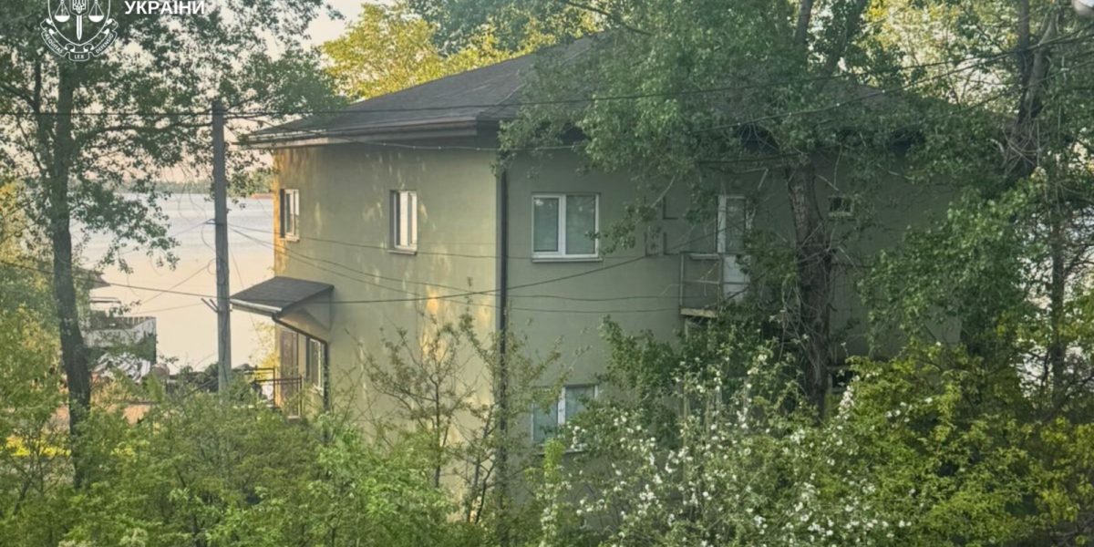 В Дніпрі суд вимагає знести "цар-котедж" на березі Дніпра