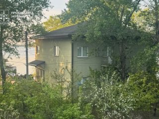 В Дніпрі суд вимагає знести "цар-котедж" на березі Дніпра