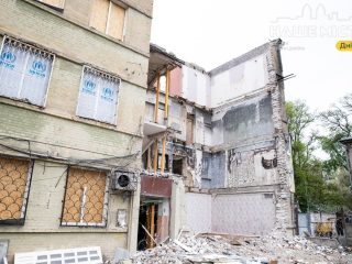 Дніпро відновлює пошкоджений будинок на Старокозацькій