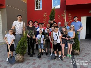 Дніпро квітучий: мешканці Новокодацького району висадили 150 рослин