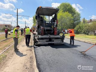 Дніпро: ремонт доріг триває, 2,5 тис. м² покриття оновлять на проспекті Металургів